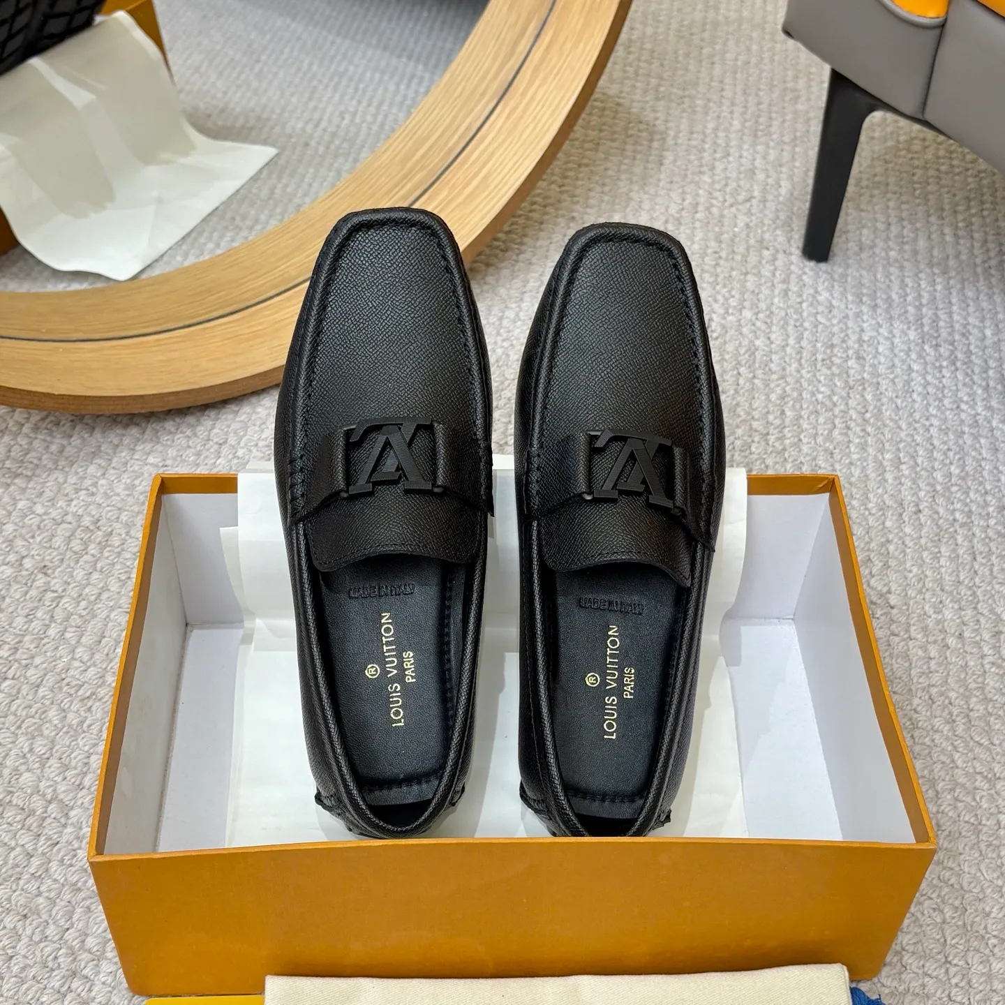 Men's men's shoes 💰420 (Yangli) LV 2⃣️0⃣️2⃣️5️⃣Spring and summer counter GLORIA series models ✈️Original factory special leather production, original last type. A classic driving slip-on casual shoe that shows an elegant style with exquisite craftsmanship details such as Monogram embossing all over the upper🌀Italian imported calfskin fabric Sheepskin foot pads➕Inside～Private mold replica sole Unique style Comfortable driving slip-on Size: 4-12 (38-46) Comes with [Counter packaging: original box, wrapping paper, card, instruction manual, shoehorn, cloth bag] No pressure to enter and leave the counter!